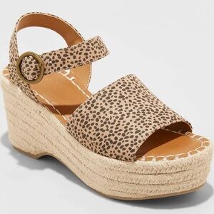 Universal Thread Tan Platform Sandals